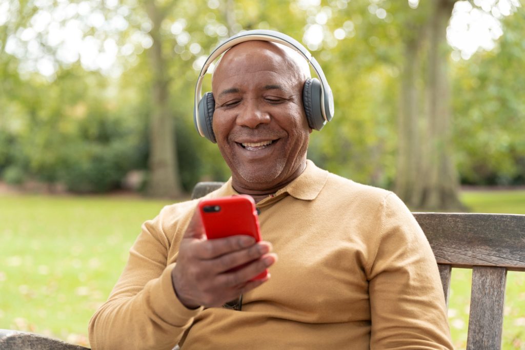 senhor idoso ouvindo música