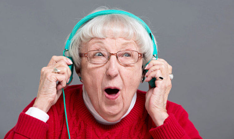 conserto de aparelho auditivo: idosa ouvindo música