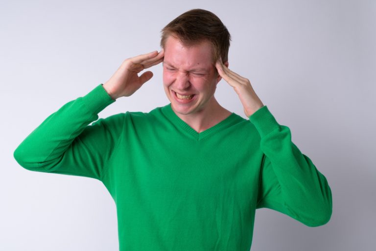 otalgia: homem com dor de ouvido